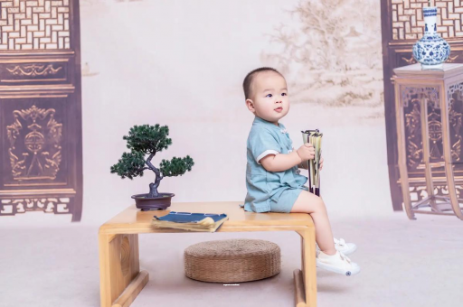 揭阳宝宝边吃奶边挣扎烦躁